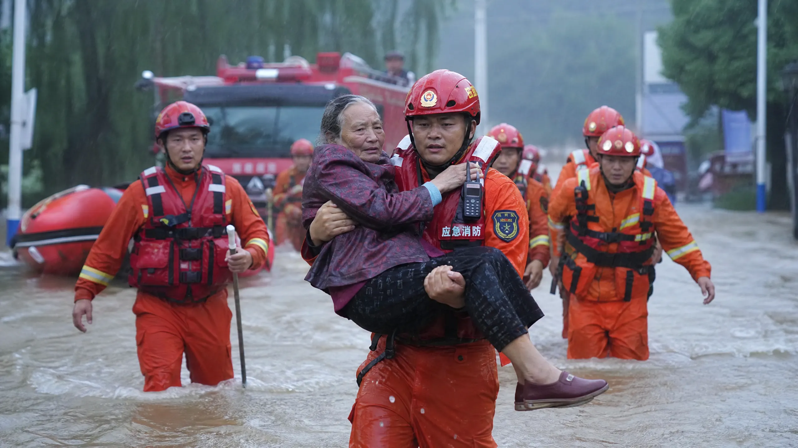 应急救援队伍在暴雨中转移受困群众